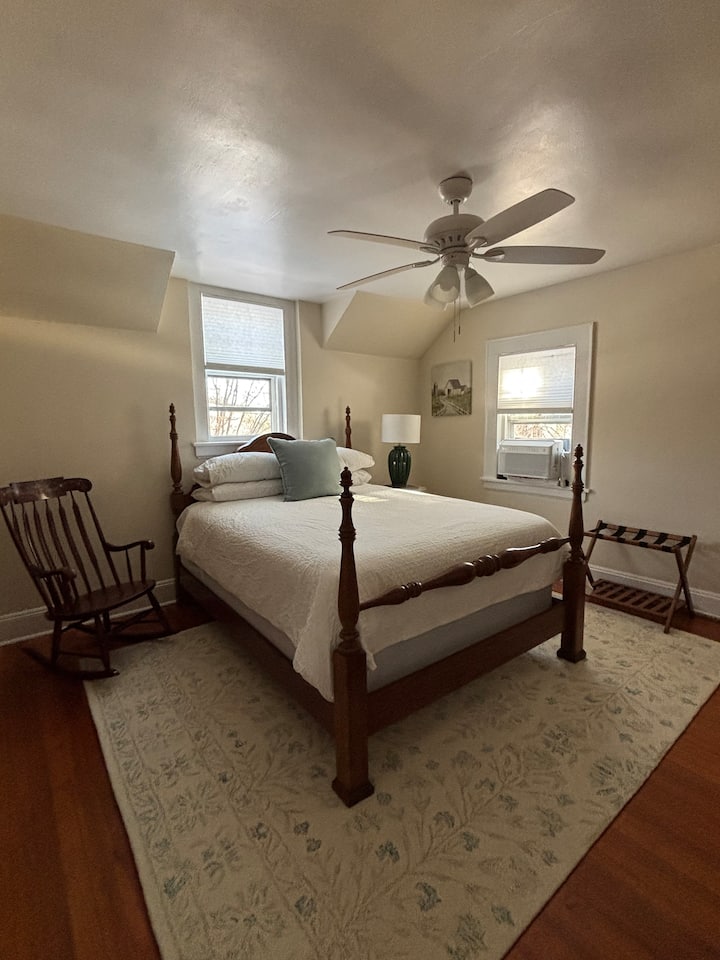 Spálňa č.3 so štyrmi posteľami typu queen size, klimatizáciou, stropným ventilátorom, drevenou podlahou, nočným stolíkom, komodou, stojanom na batožinu, šatníkom a vlastnou kúpeľňou.
Bavlnené obliečky a bavlnené obliečky na paplóny.