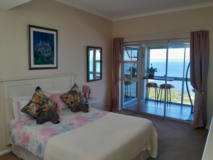 Fotografi e re (krevat dopio) në katin e sipërm. Pamje nga oqeani dhe hyrja në ballkon. 