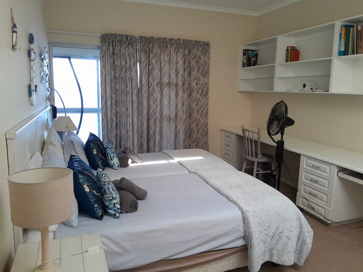 Fotografi e re (2 krevate tek), libra, ventilatorë, dollapë. Krevatet mund të zhvendosen së bashku për të bërë një krevat dopio "king".