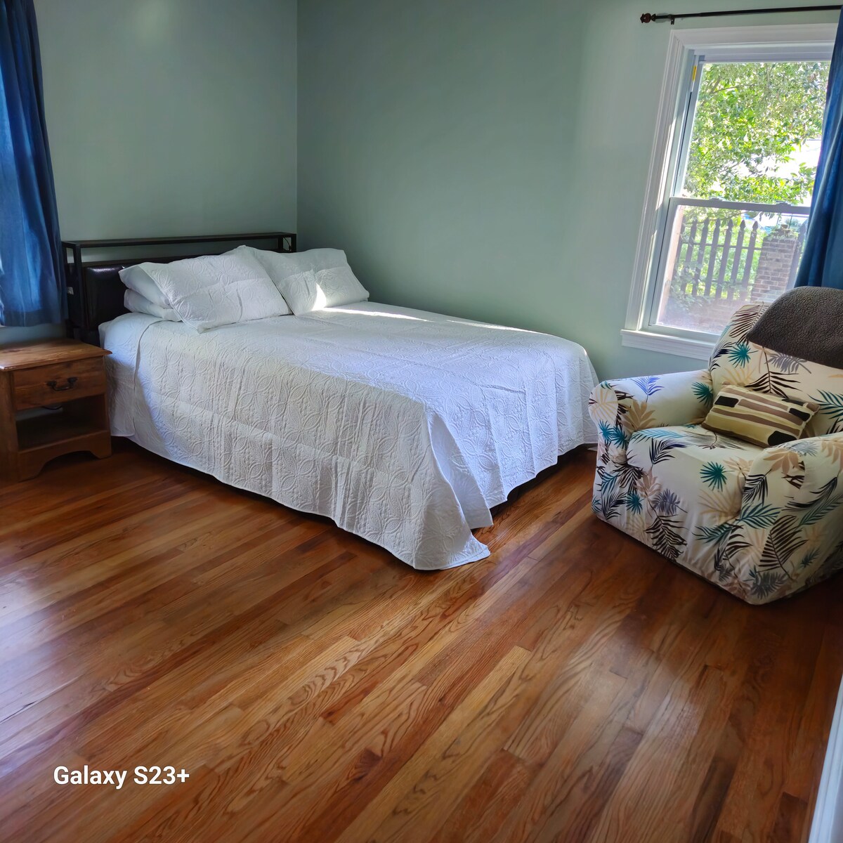 gornji dio jastuka s bračnim krevetom

Nalazi se u središtu grada, u blizini plaže i surfanja, nacionalnih parkova, golfa, kuharskih kuhinja, povijesnih kuća, legendarnih gradova, nevjerojatnih pogleda, vinograda, jezera i jedine plantaže čaja u Sjevernoj Americi! Mnogo toga za vidjeti i raditi!