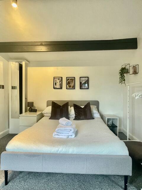 The snug - studio cabin in rural Hambrook Bristol