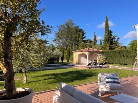 Beautiful landscaped garden house with view of Ste Victoire