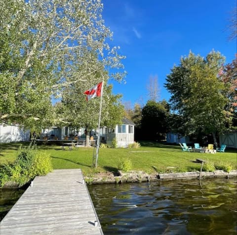 Cozy Riverfront Cottage by Rideau River