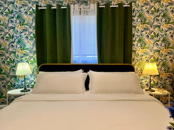 Krevat dopio "king" me çarçafë të bardhë