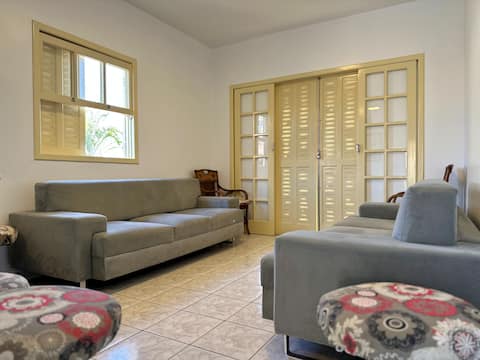 Top Airbnb: Beach house just two blocks from the sea, Wi-Fi em Balneário Rincão