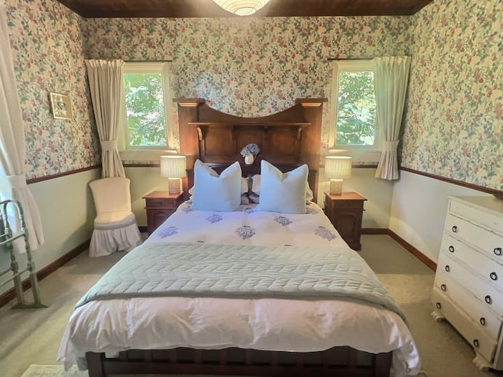 غرفة النوم الرئيسية بسرير بحجم كبير. 