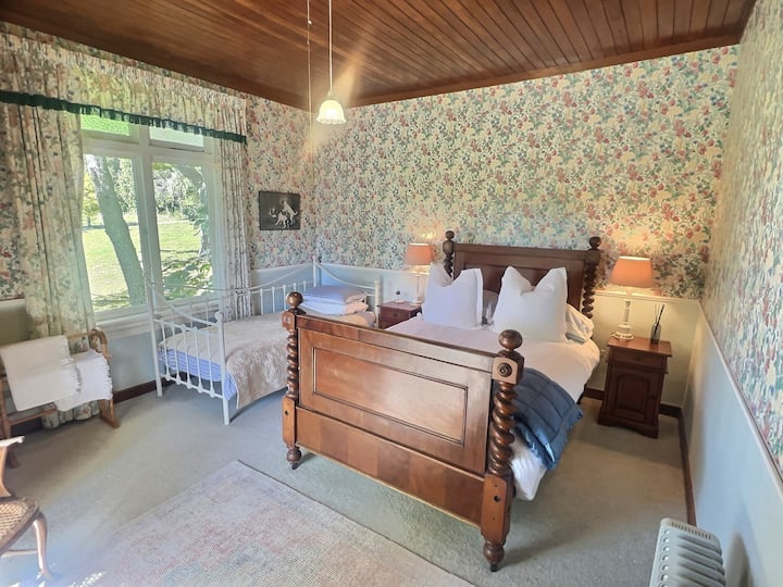 غرفة النوم الثانية بسرير مزدوج وسرير فردي.  