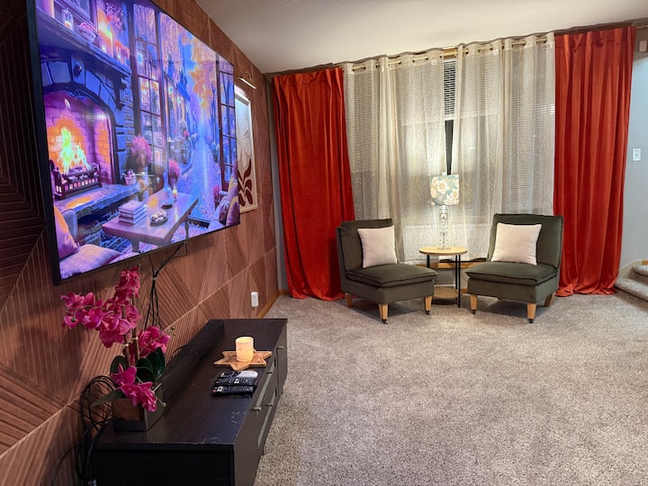 Cozy & Stylish Home W/private Basement Suite - Milwaukee, WI