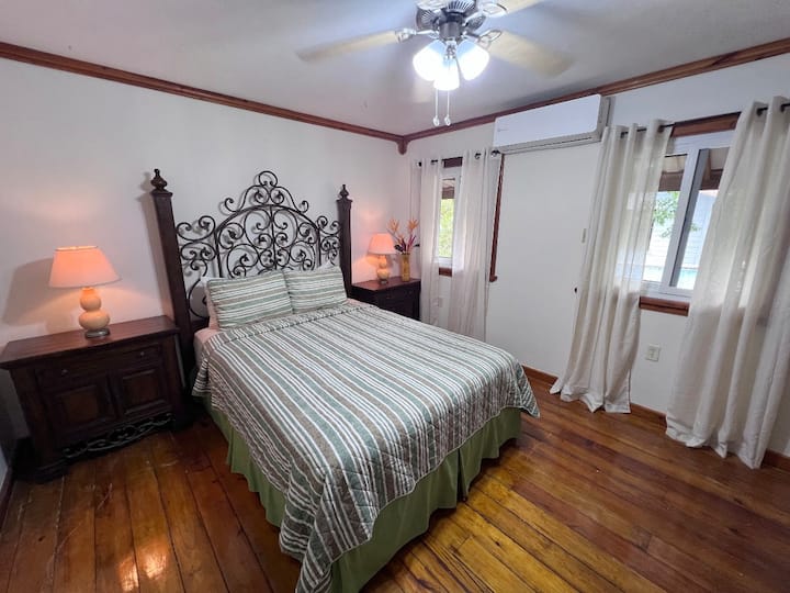 חדר שינה לאורחים עם מאוורר תקרה, מיזוג אוויר, חלונות חדשים ווילונות נוחים למדי!   