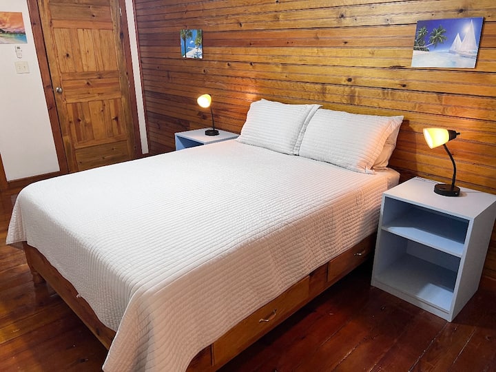 מיטת קווין סייז עם שידות ליד המיטה, אורות קריאה, מיזוג אוויר, מאווררי תקרה וחדר הרחצה החדש ~ 