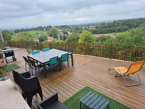 Top Airbnb: Family home accessible for people with reduced mobility, sleeps 14, Jacuzzi in Loire