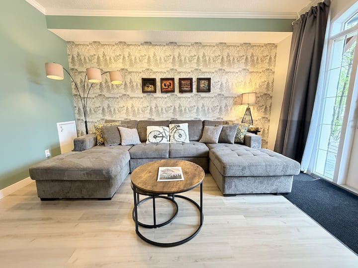 Удобен џиновски кауч со ќебиња, греалка за камин, паметен телевизор. 

Ново! Големиот дел за спиење може да преспие дополнителни 2 гости.