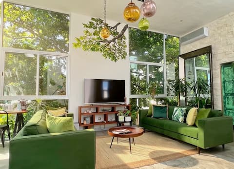 Popular Airbnb listing: Casa Barbie Bright Tropical Home-Plunge Pool-3BR in Supermanzana 6