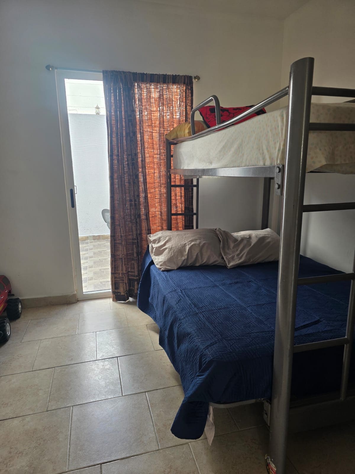 RECAMARA 3.  Litera con una cama matrimonial abajo e individual arriba.