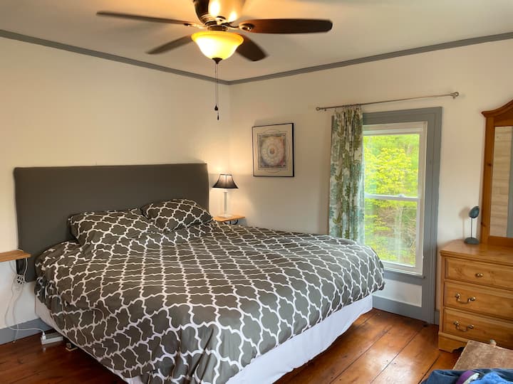 إطلالة على غرفة نوم بسرير