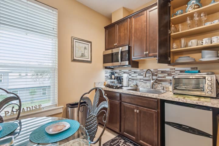 Upstairs Suite & Kitchenette - 4 Blks To Ocean - Jacksonville Beach, FL
