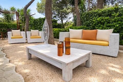 Villa for groups near the sea with a large garden