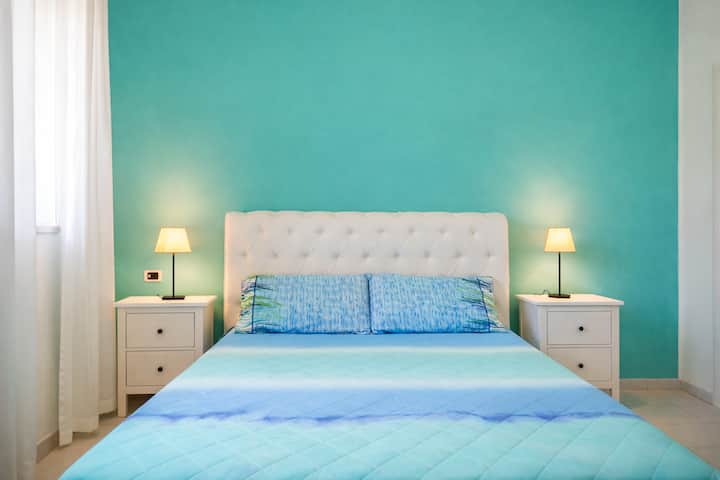Habitación grande y luminosa con una cómoda cama doble. Equipada con aire acondicionado, ventilador, mosquiteros y un juego de sábanas. Todas las habitaciones se limpian cuidadosamente y se desinfectan con vapor a 160° para garantizar la máxima comodidad. 