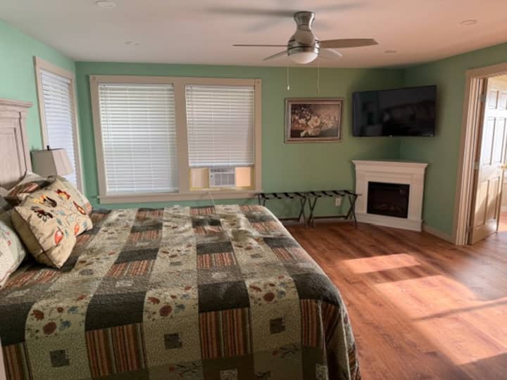 楼下主卧带阳台
1张2米宽双人床