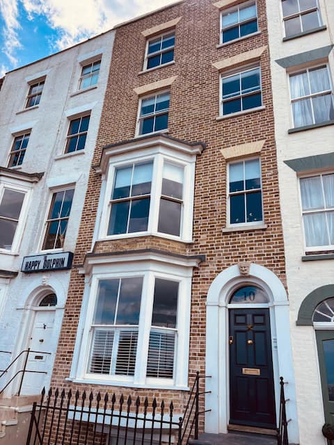 Successful Airbnb property: Luxury 2 Bed Apt | Sea View | Old Town & Dreamland in Manston