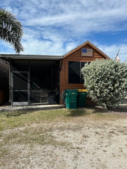 Everglades City waterfront cabin