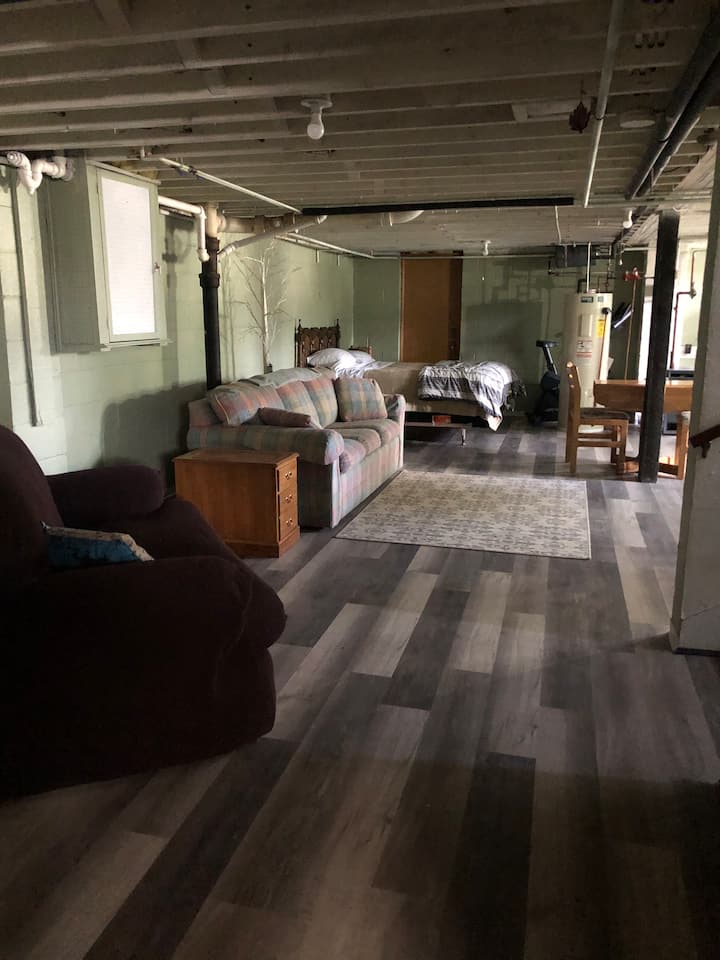 Sortez du sous-sol (4 ème lit ) et du coin salon 