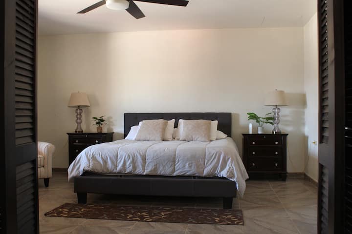 带一张加大双人床的主卧