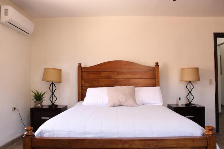 2号卧室一张标准双人床