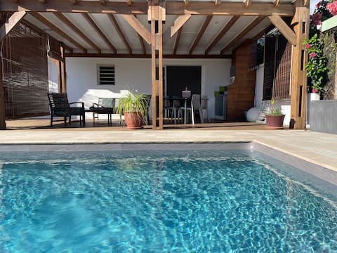 Top Airbnb: Studio with pool Etang Salé Les Hauts à L'étang Salé