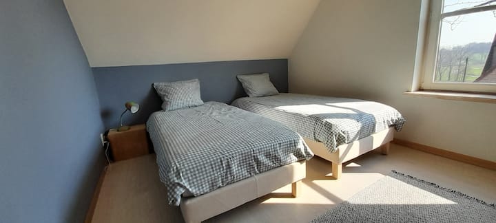 Dva odvojena kreveta (90 cm × 200 cm) koji se mogu upotrebljavati odvojeno ili spojiti