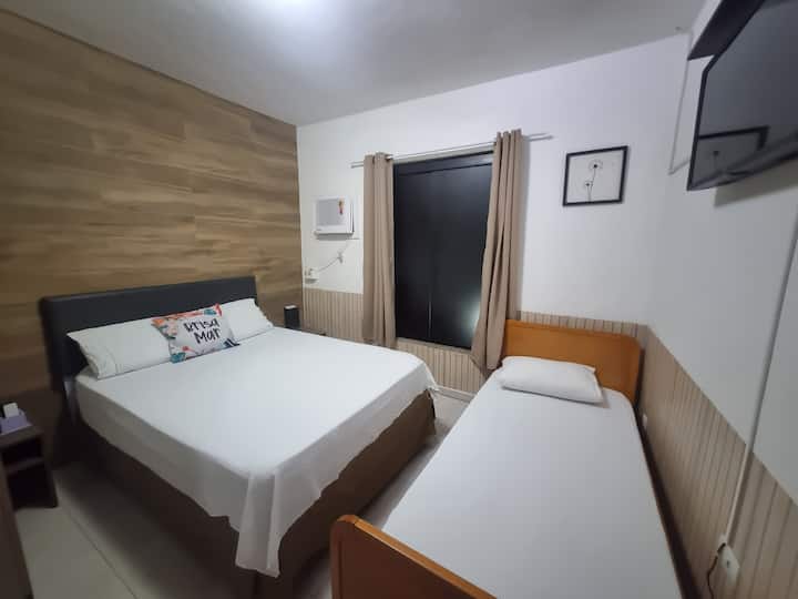 نضع بليندكس في نافذة الجناح لجعل الجو أكثر وضوحًا وراحة. مايو/2025.