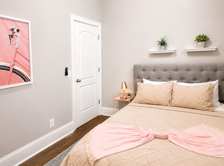 Relájate en el dormitorio principal, que cuenta con una cama cómoda, sábanas de primera calidad y la comodidad de un hotel.