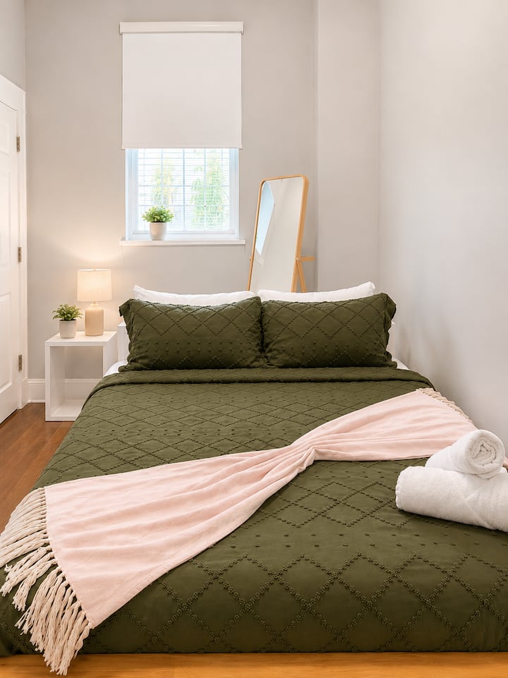 Acogedora habitación privada con ropa de cama lujosa y un ambiente tranquilo para una excelente noche de sueño.