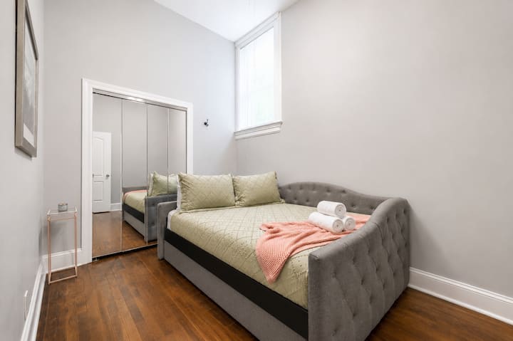 Espacio flexible para dormir con sofá cama, perfecto para niños, amigos o invitados adicionales.