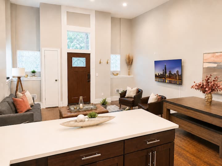 Moderno refugio en Chicago con sala de estar de concepto abierto, cocina, mesa de juegos y mucho espacio para que los grupos se relajen.