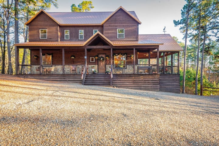 Spacious Hochatown Cabin | Fishing Pond + Hot Tub - Broken Bow, OK