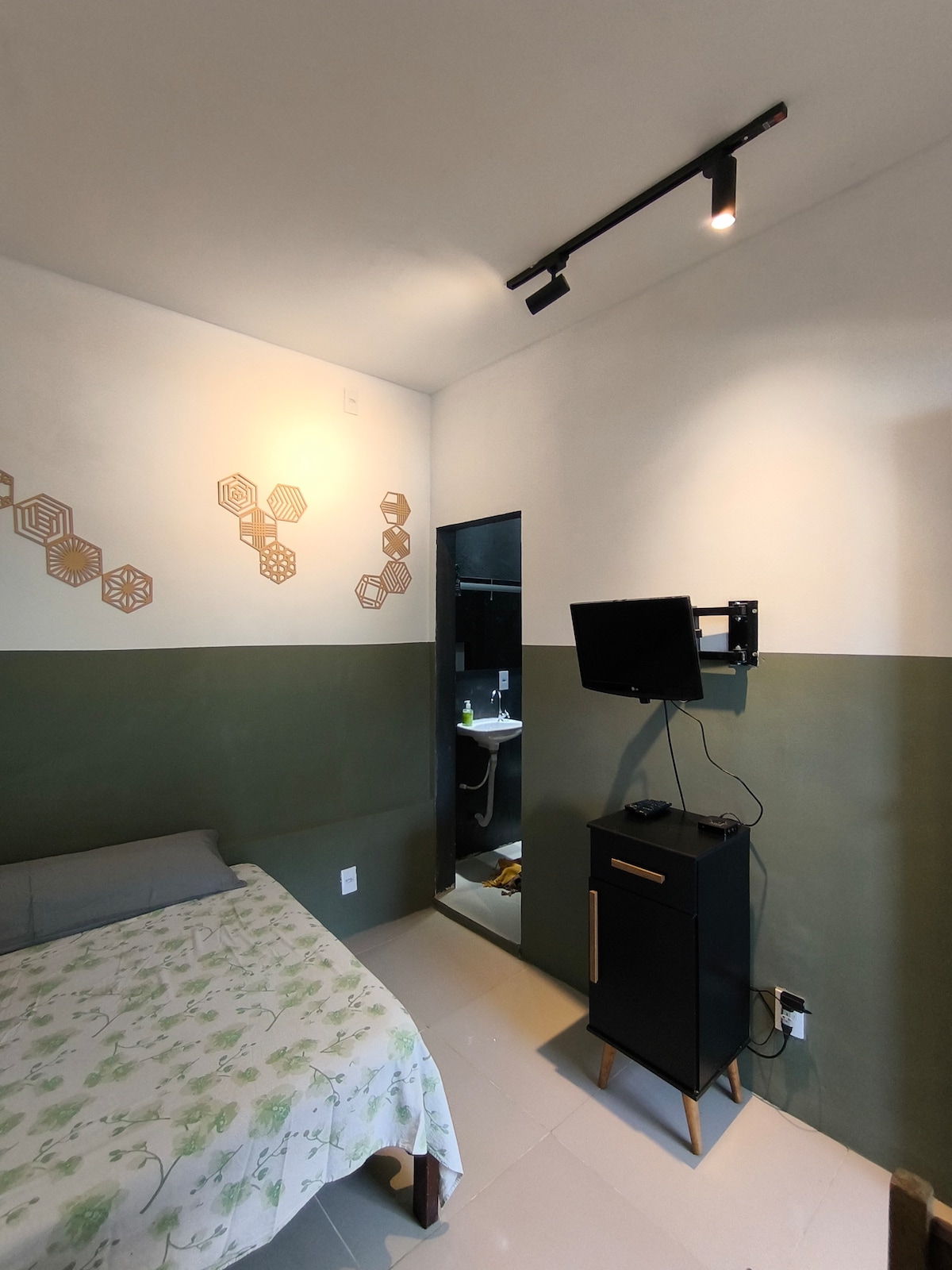 带电视盒的小电视。