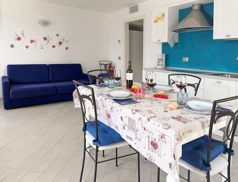 Annuncio Airbnb popolare: Pesca Apartment: living room with lake view a Tignale