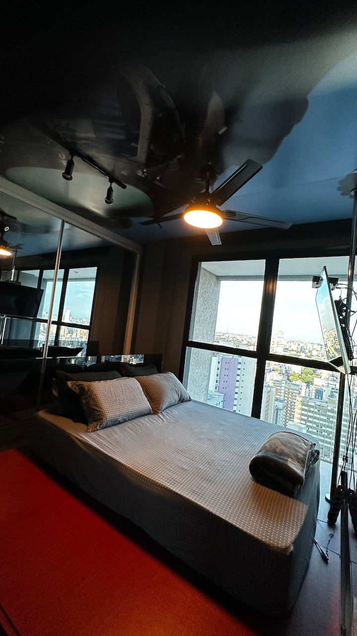 Suite avec un lit queen size, une armoire géante, une télévision intelligente de 50 pouces, un tapis moelleux, un ventilateur de plafond ultra puissant et une télévision payante avec 200 chaînes disponibles.