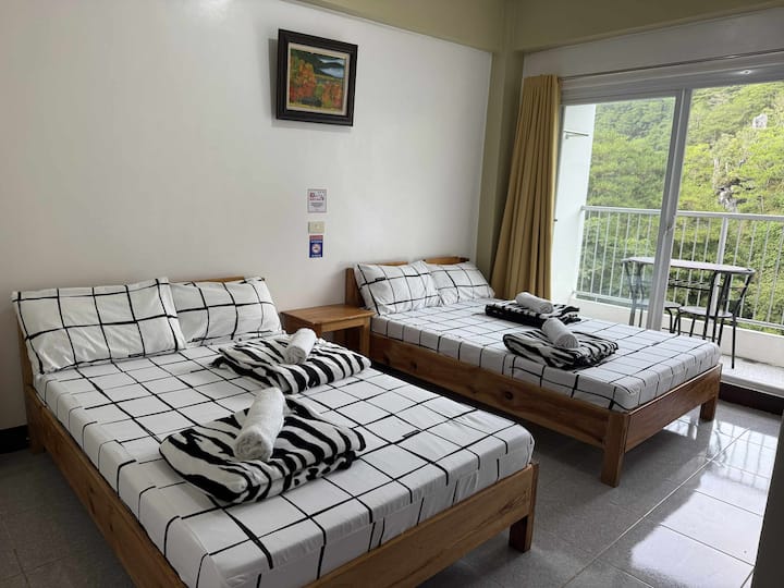 Værelse godt for 4, med 2 dobbeltsenge, privat toilet og badeværelse, med terrasse og flot udsigt (fyrreskov og klippeformation duo) af Echo Valley og Mt. Kanip-aw.
