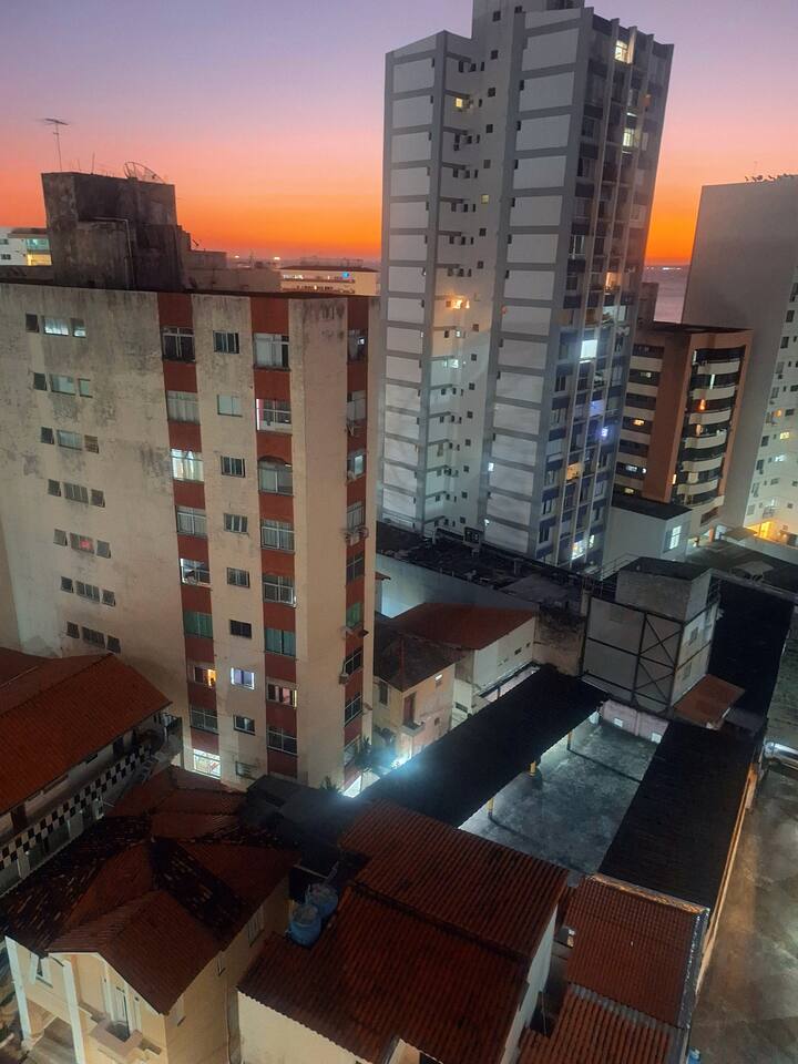 Mwonekano wa usiku wa chumba na vyumba vya mbele (pamoja na upekee wa kuwa mita 300 kutoka mwanzo wa mzunguko wa Barra- Ondina) na  pia karibu sana na ufukwe wa Porto da Barra, unaochukuliwa kuwa wa pili bora zaidi ulimwenguni, na Mlinzi