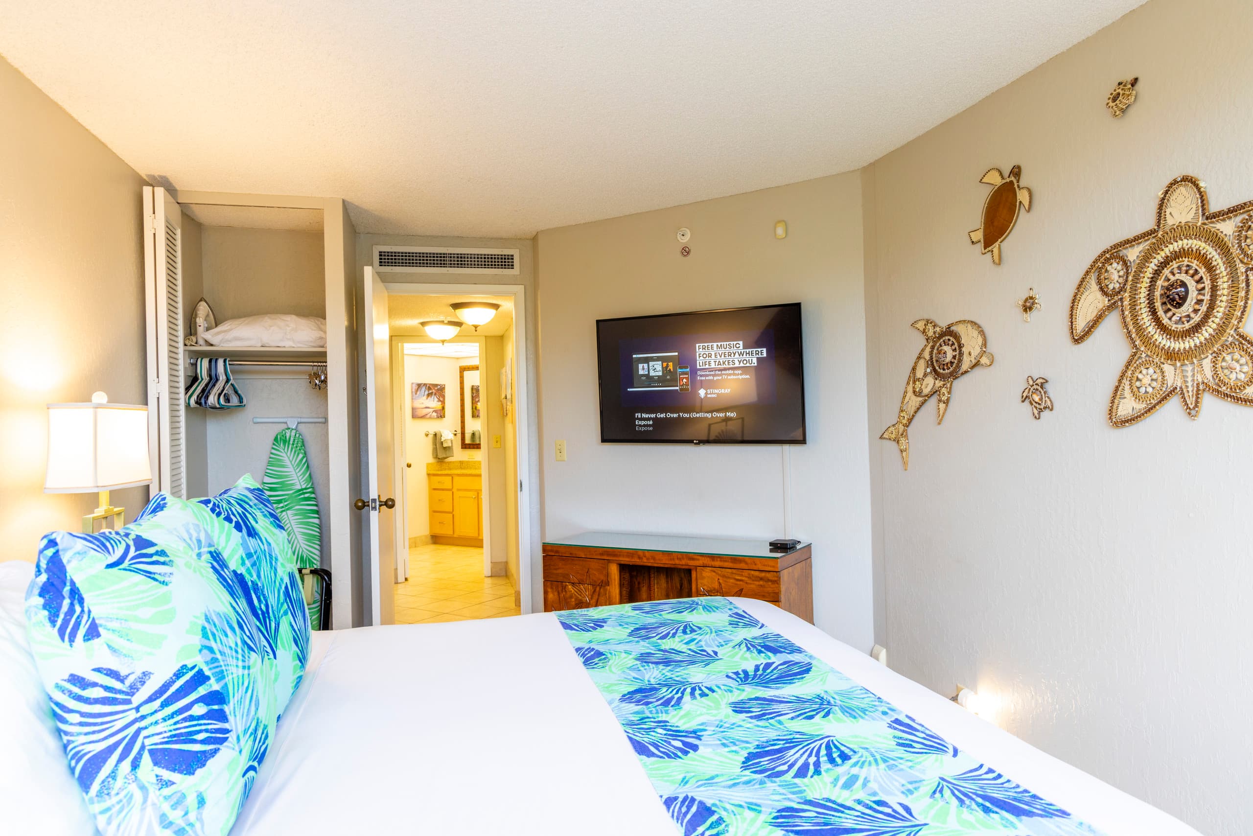 Condo in Lahaina · ★4.98 · 1 bedroom · 2 beds · 1 private bath - Image 19
