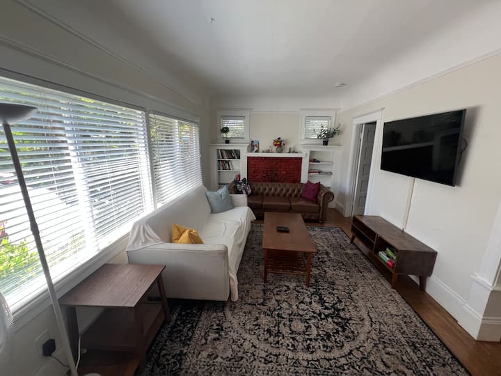 Spacious South Berkeley Apartment W/ Parking - Kensington, CA