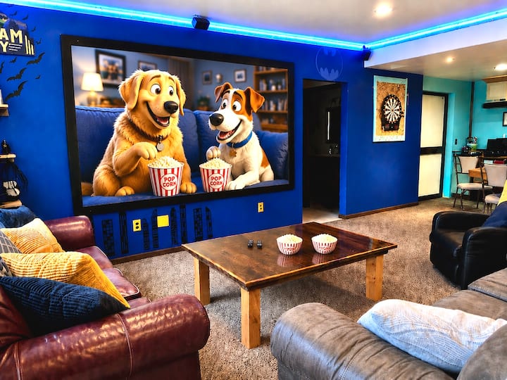 Disfruta de una sala de cine recién remodelada con temática de Batman, completa con una luminosa señal de murciélago e iluminación ambiental de techo azul y sombras oscuras de la habitación para disfrutar de la mejor experiencia cinematográfica.