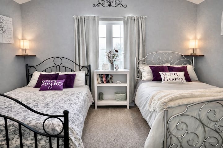 Características del segundo dormitorio:
✅ Cama doble tamaño queen y cama completa
✅ Televisor inteligente de 32 pulgadas con Roku
✅ Juguetes y libros para todas las edades
✅ Cortinas opacas
✅ Lámparas de cabecera con enchufes/USB y C
✅ Ropa de cama lavada con agua caliente entre huéspedes con detergente sin perfume, libre de productos químicos agresivos.