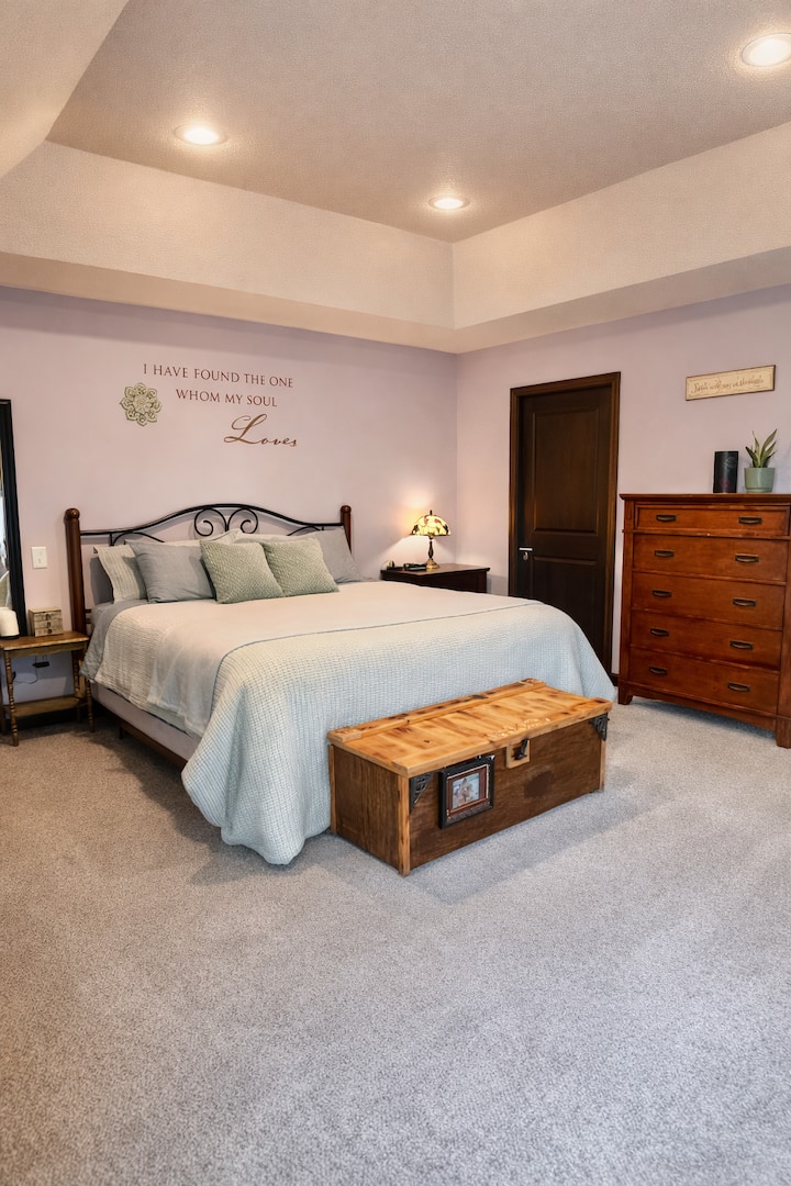 Tu dormitorio principal ofrece estilo y funcionalidad, con dos vestidores y un lujoso baño privado adjunto para la máxima comodidad y conveniencia. Espejo de cuerpo entero.