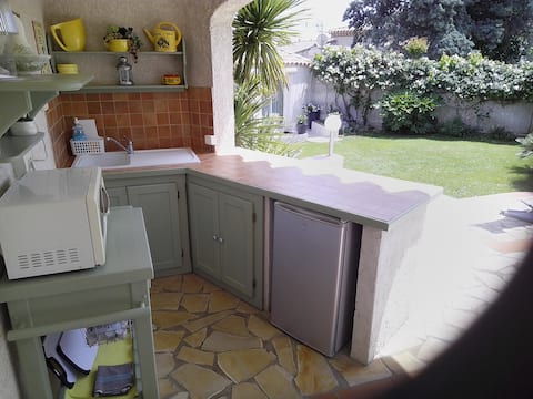 Annonce Airbnb populaire: Wild Thyme. Pool studio Private, secure, tranquil. à Sérignan