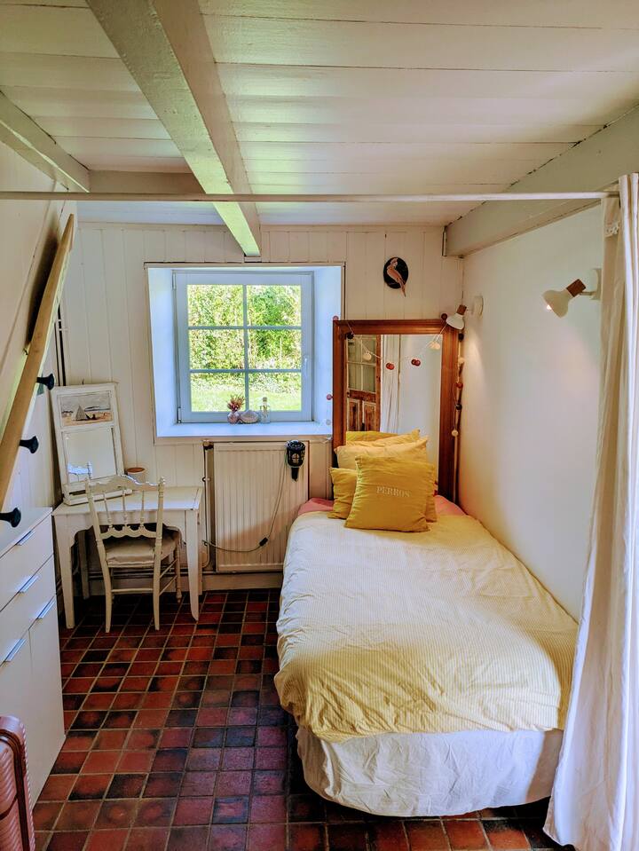 kusoma slin au chumba kidogo cha ziada kati ya nyumba mbili za mashambani.