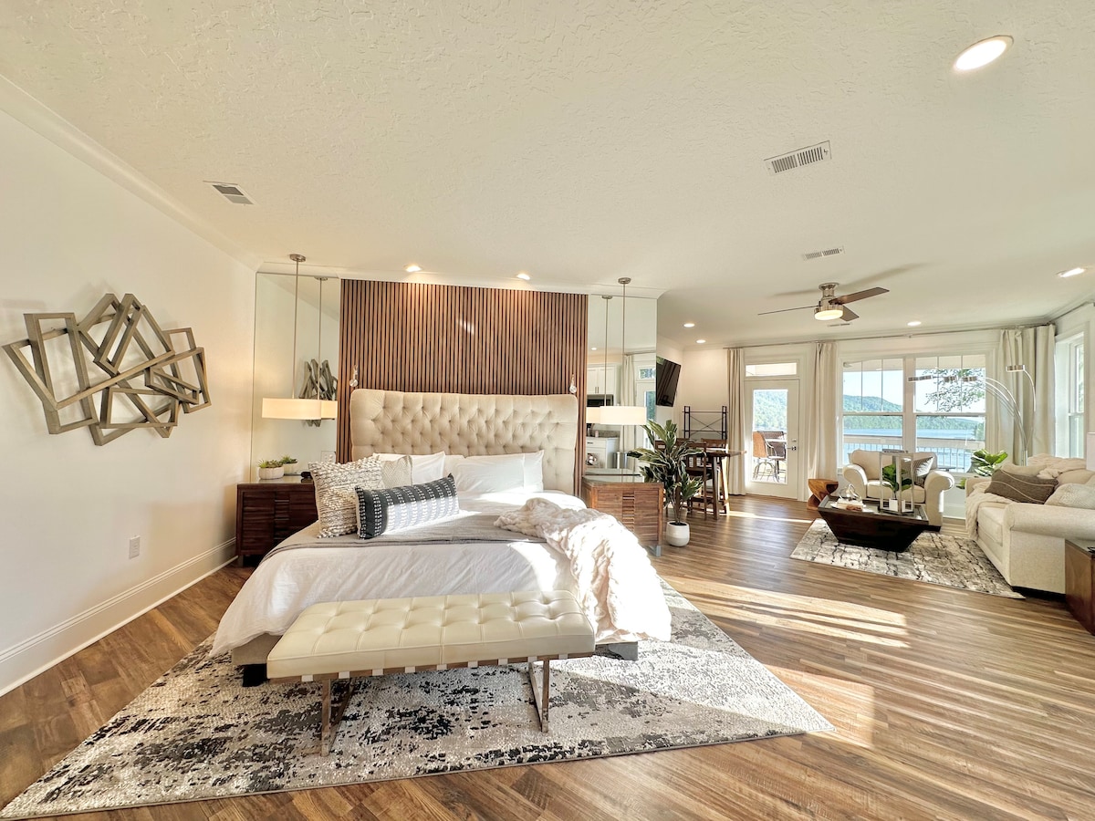 Spoločný priestor/spálňa „Štúdio A“. Manželská posteľ a pohovka s manželskou posteľou (pre 4 osoby)