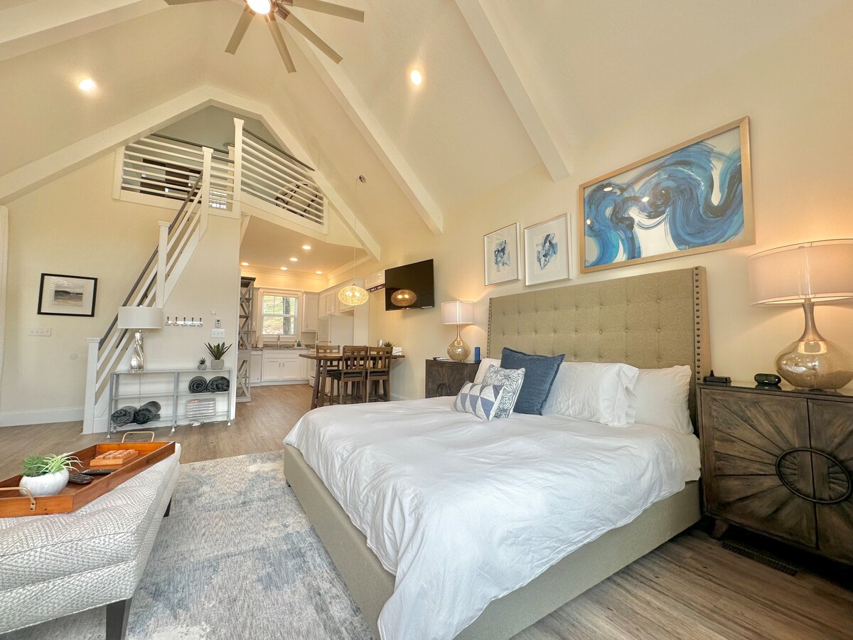 Ďalší pohľad na dom na „stĺpoch“. Toto je pohľad na celé bývanie. Obývací priestor je pred posteľou, podkrovie je hneď hore po lodnom rebríku, kuchyňa a jedálenský kút sú priamo pred vami a kúpeľňa je za rohom od kuchyne.